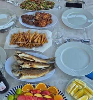 stůl s talíři jídla na stole