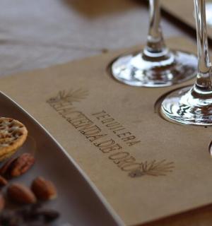 盘子上放着两个酒杯,上面放着坚果和水果