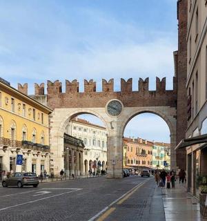 ulice s obloukem ve městě s budovami