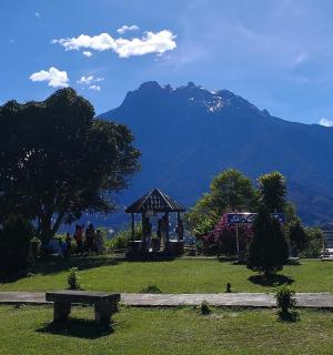 公园里有一张长椅，背景是一座山