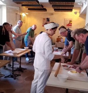 一群人在厨房准备食物