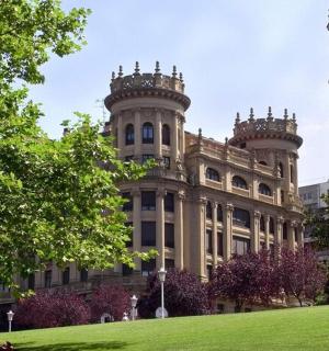 velká budova se dvěma věžemi na vrcholu