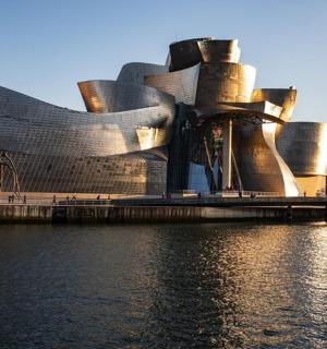 velká budova vedle vodní plochy