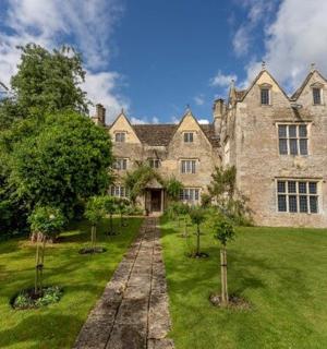 院子里有树的大石头房子