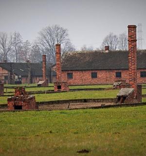 田野里有一座带烟囱和长椅的旧砖房