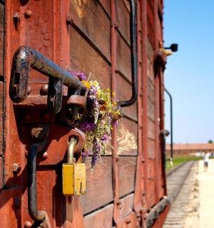 建筑物侧面带锁的红门