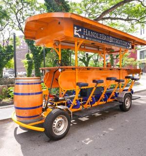 un carret de golf taronja aparcat al costat d'un carrer