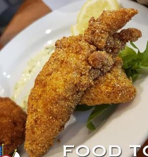 一盘有鸡柳和土豆泥的食物