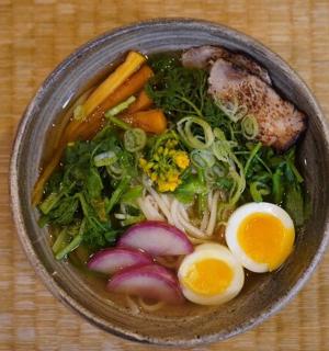 桌上有一碗鸡蛋和蔬菜的食物