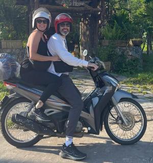 一男一女坐在摩托车上