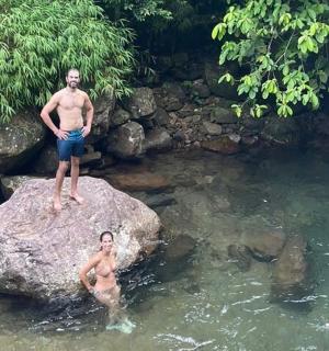 两名男子站在水中的岩石上