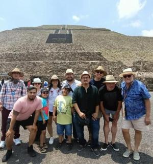 一群人在金字塔前摆姿势