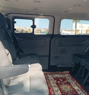 一辆面包车的内部视图,车内有一张地毯