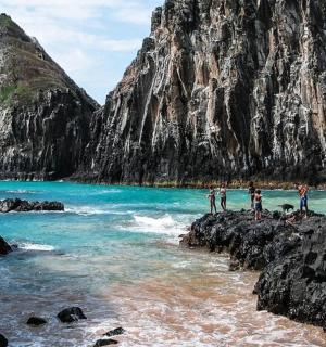 一群人站在海边的岩石上