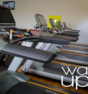 健身房里的一排健身车