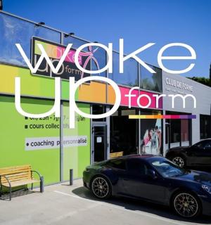 一辆停在建筑物前的汽车，上面有标志