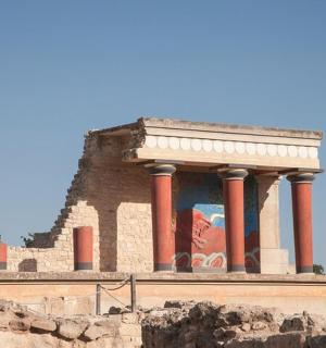 budova se sloupy na vrcholu kopce