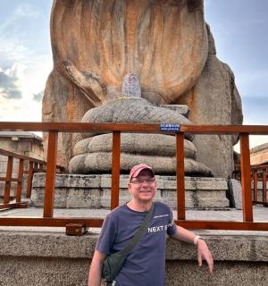 一名男子站在雕像前