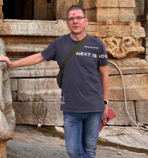 一名男子站在一栋建筑物前