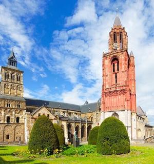 一座前面有钟楼的大楼