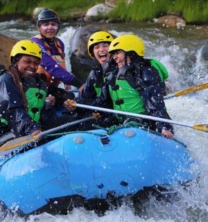 一群人在河上的木筏上