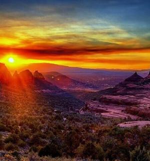 一幅山中日落的画