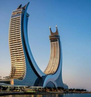 aukštas pastatas su įjungtais žibintais