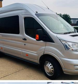 一辆银色货车停在停车场