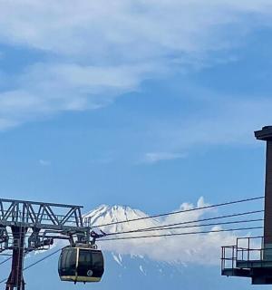 lyžařský vlek před budovou a horou