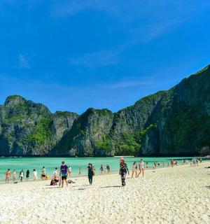 一群人在石灰岩悬崖的海滩上