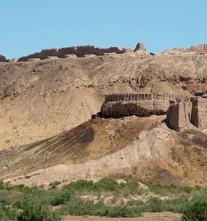 岩石山坡,上面有古代遗迹