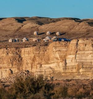 悬崖边的一组小屋