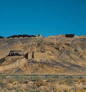 山顶上的一座老建筑