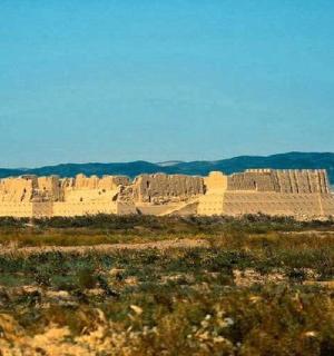 田野中央的一座大型石头建筑