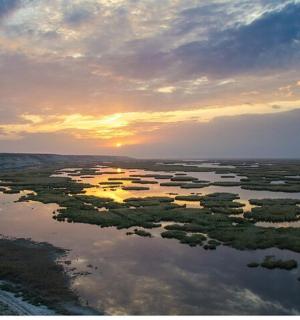 日落时河流的鸟瞰图