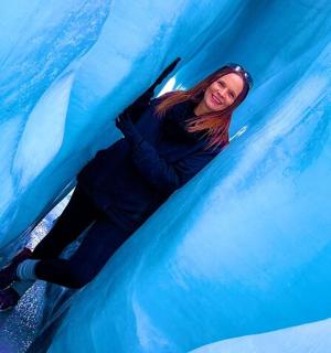 一名女子站在冰洞内