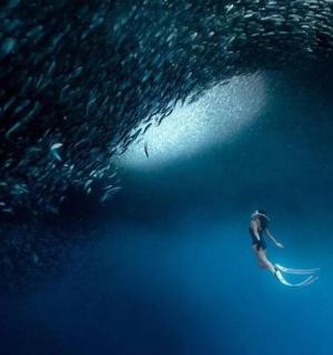 一名男子在海上冲浪