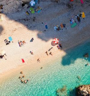 поглед одозго на плажу са групом људи