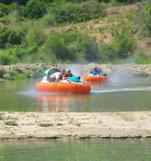 dva lidé jedou na voru v řece