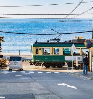 海滩附近街道上的一辆绿色火车