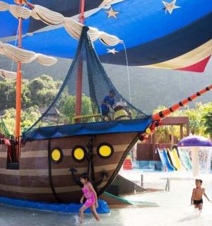 merirosvolaiva vedessä vesipuistossa