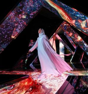 一名模特在时装秀上走秀