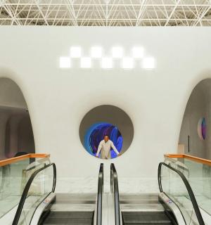 墙上挂着一张男人照片的自动扶梯