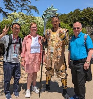 一群人摆姿势拍照