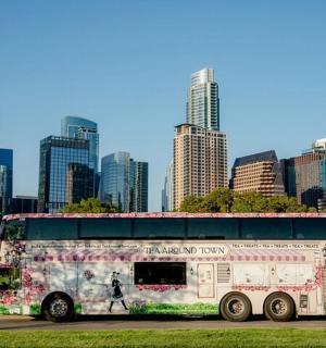 dvoupatrový autobus zaparkovaný před městem