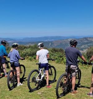 一群人在山上骑自行车