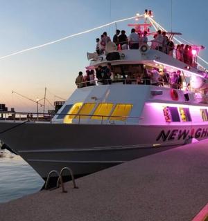 停靠在码头的游轮上载满了人