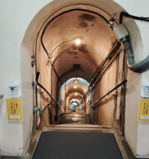 建筑物内有隧道的长走廊