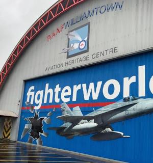 un edifici amb un avió al costat