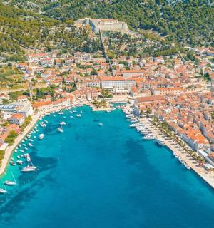 ilmakuva satamasta, jossa on veneitä vedessä